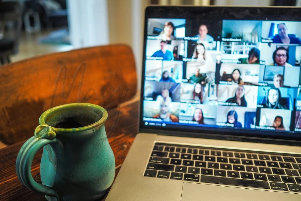 Ein Videoanruf auf einem Macbook-Gerät.