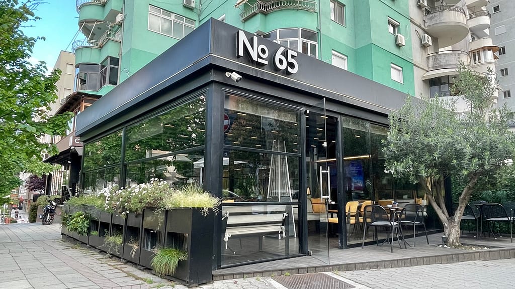 Les 12 meilleurs cafés de Tirana qu'il faut absolument essayer - Le guide d'un local 21