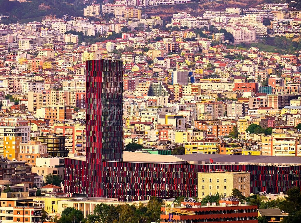 Er Tirana et besøg værd? Et dybdegående kig ind i den vidunderlige albanske hovedstad 8 Tirana er en af de sikreste byer derude for turister