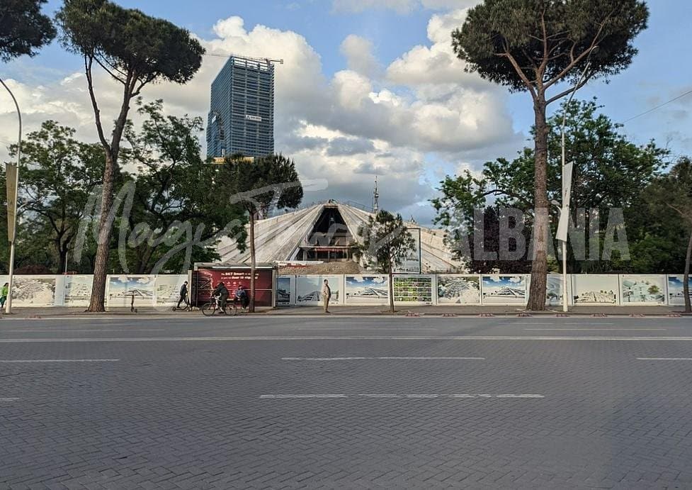 La mia guida personale agli 8 migliori monumenti in Albania 12 Costruzione della Piramide di Tirana nel 2021