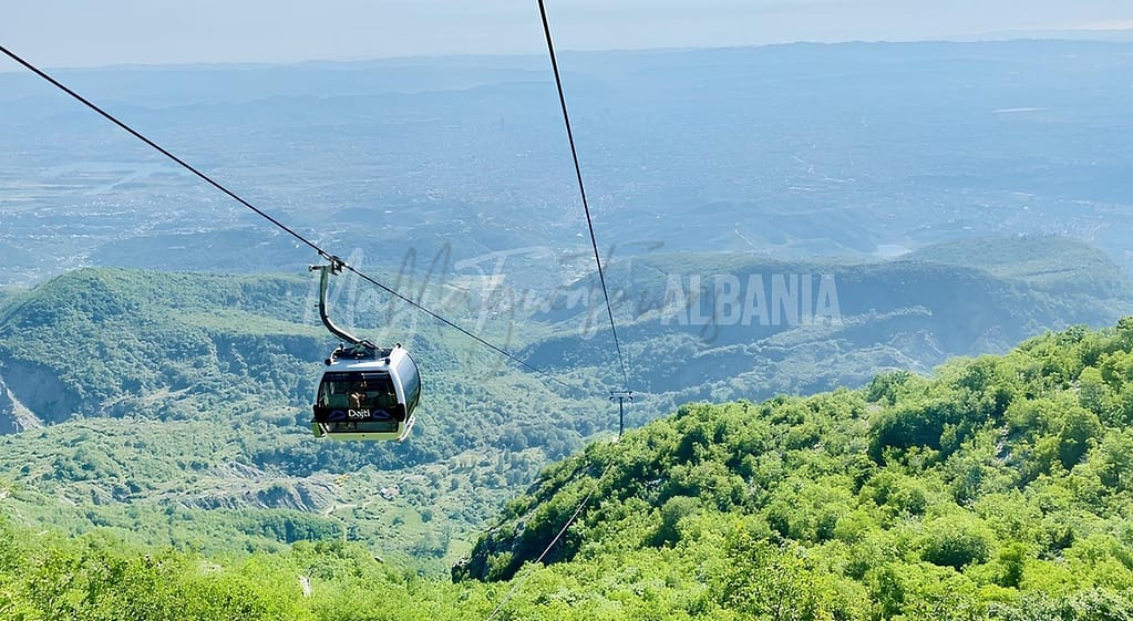 Top 6 des centres de ski en Albanie et près de l'Albanie à visiter absolument 8 Téléphérique de Dajti Ekspres en Albanie.