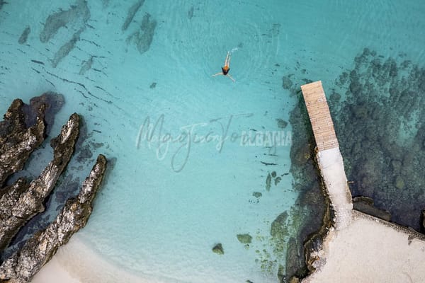 Femme nageant dans la mer Adriatique