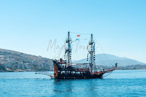 Bateaux de touristes sur les plages de la ville de Sarande ou Saranda sur la riviera albanaise vue d'un bateau, Albanie