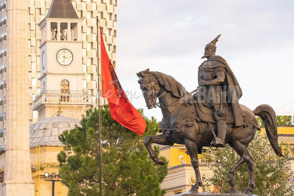 Monument for Skanderbeg på Scanderbeg-pladsen i Tirana