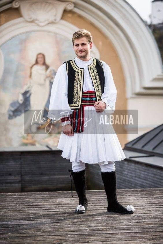 Hochzeitskleidung für Männer in Albanien 