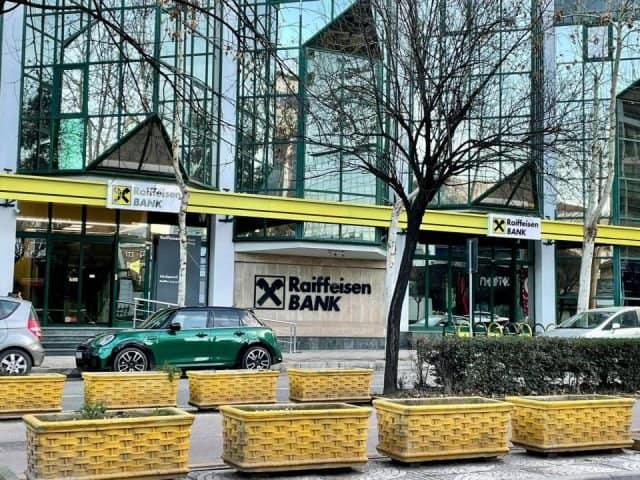 sede_bancaria_di_raffaine_in_tirana