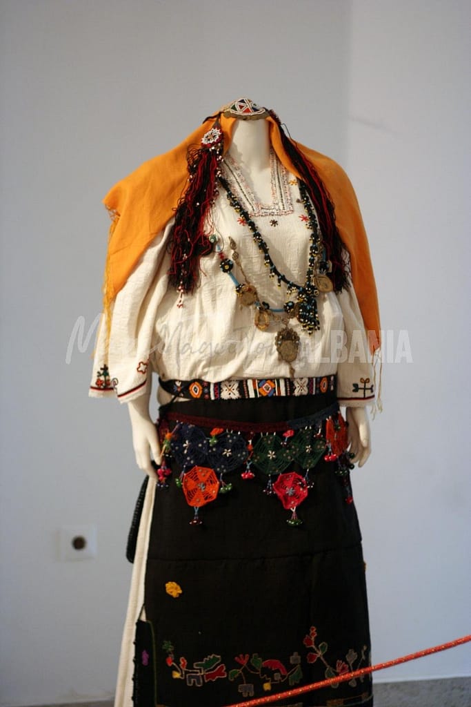Traditionelle albanische Kleidung für Frauen 