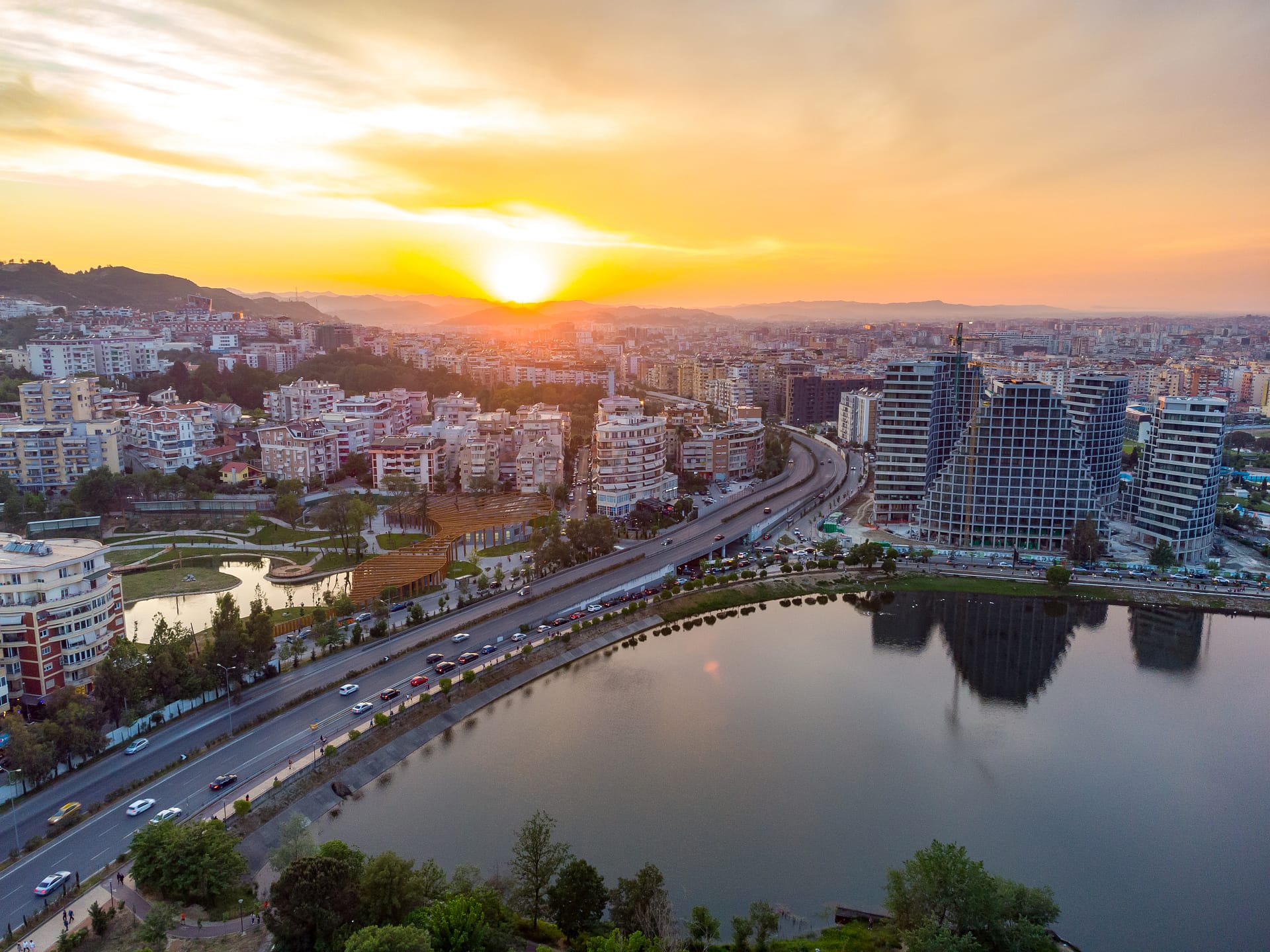 Vista aerea del lago artificiale di Tirana, capitale albanese al tramonto