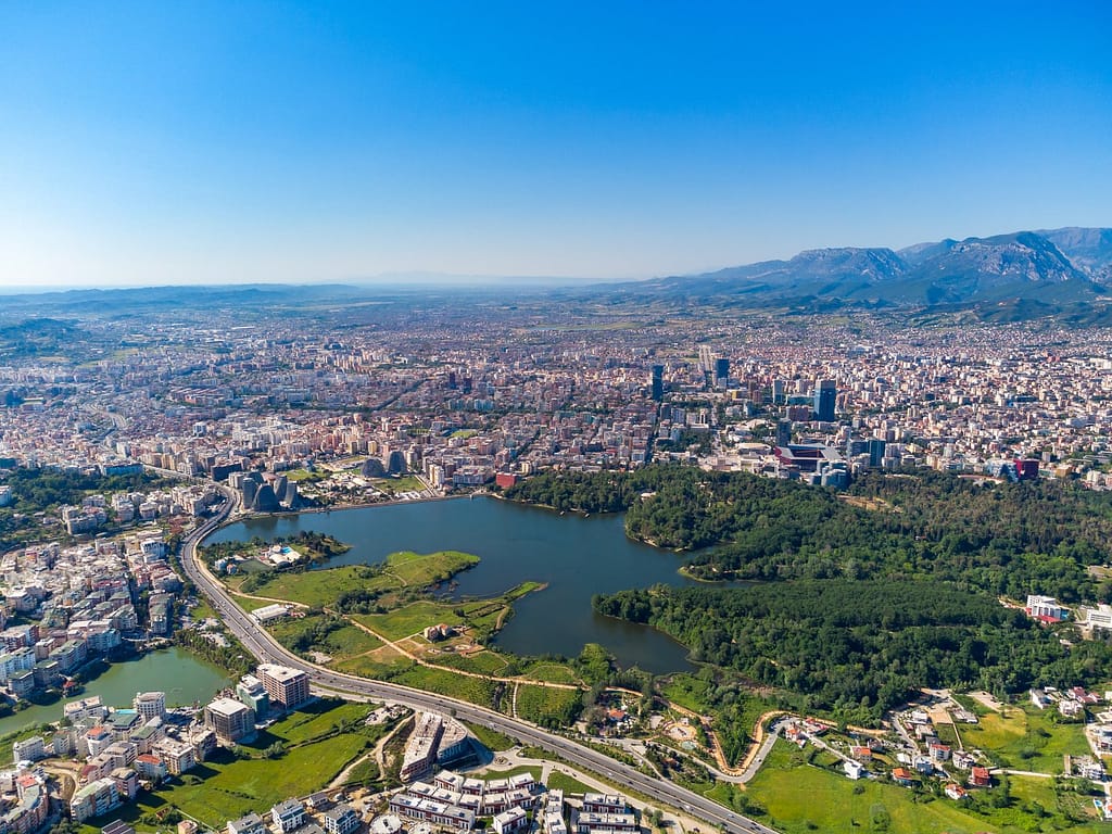 Tirana Blick auf Stadt und Seen