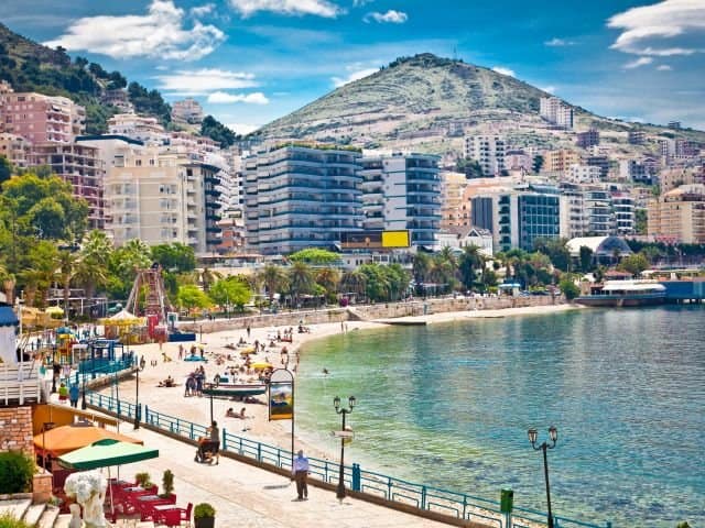 Hauptpromenade in Saranda, Albanien.