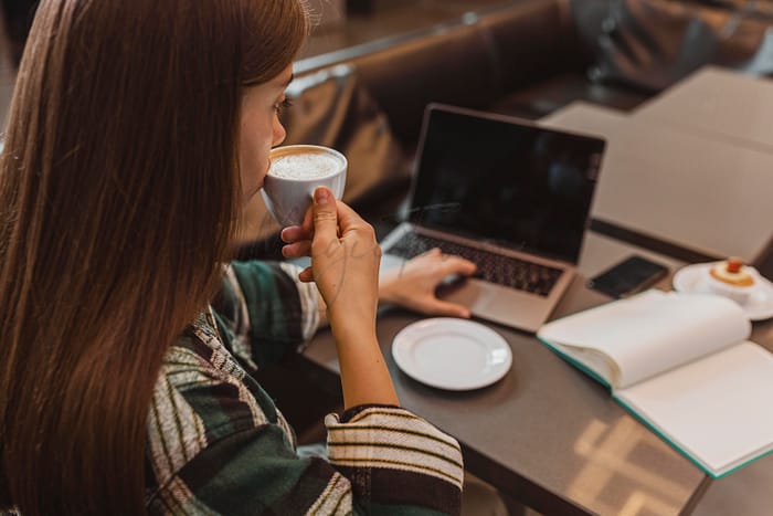 primo piano di una donna che si gode una tazza di caffè